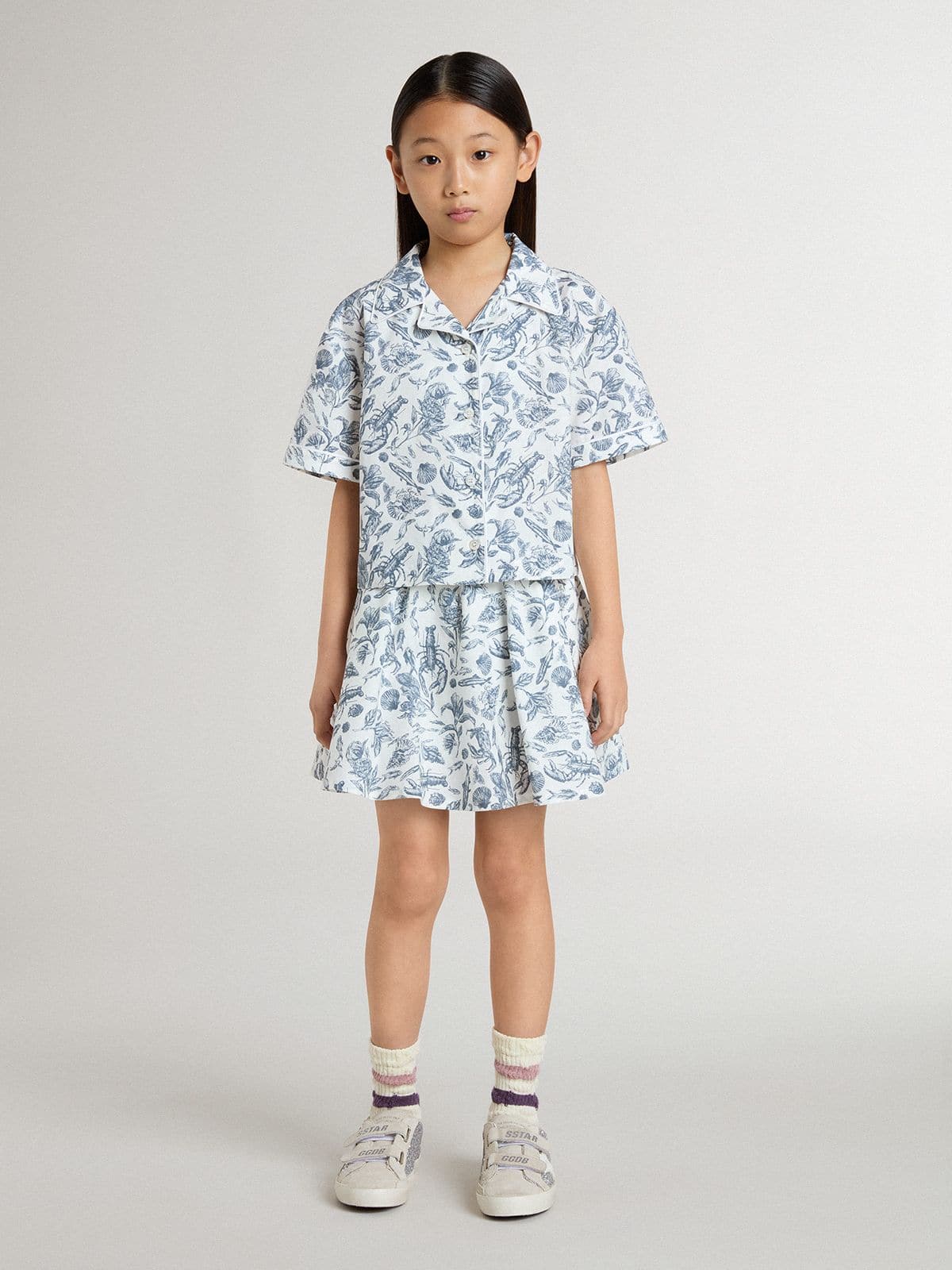 Girls’ white cropped shirt with blue print
