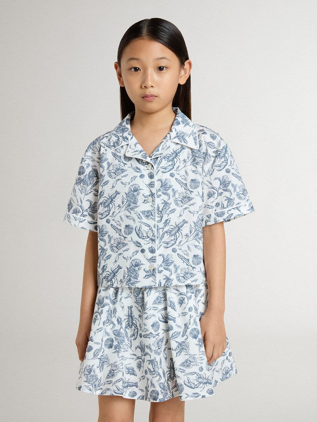 Girls’ white cropped shirt with blue print