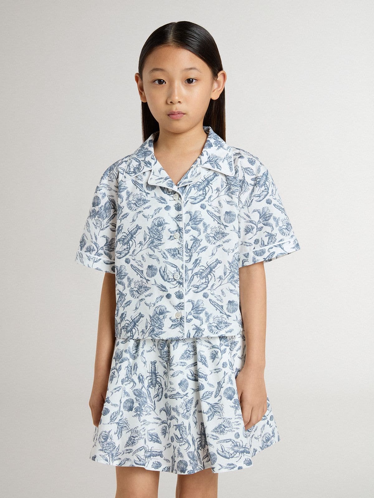 Girls’ white cropped shirt with blue print