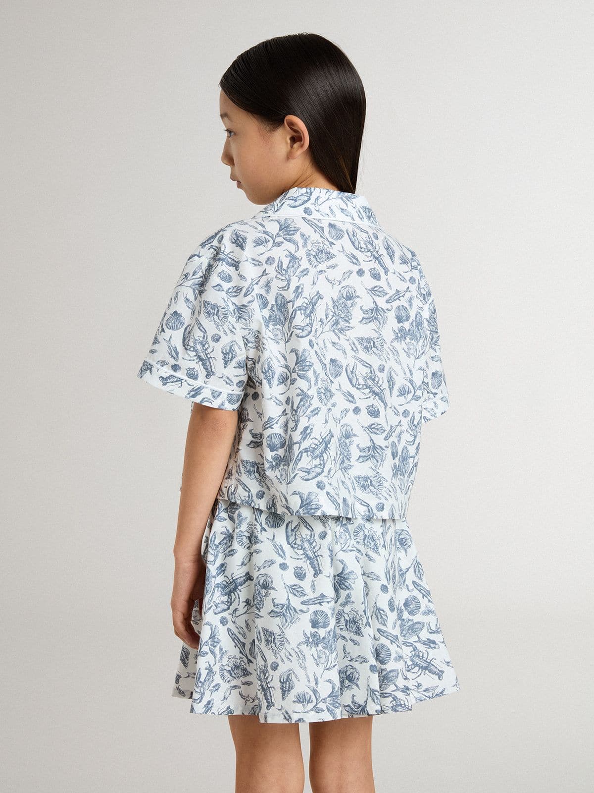 Girls’ white cropped shirt with blue print