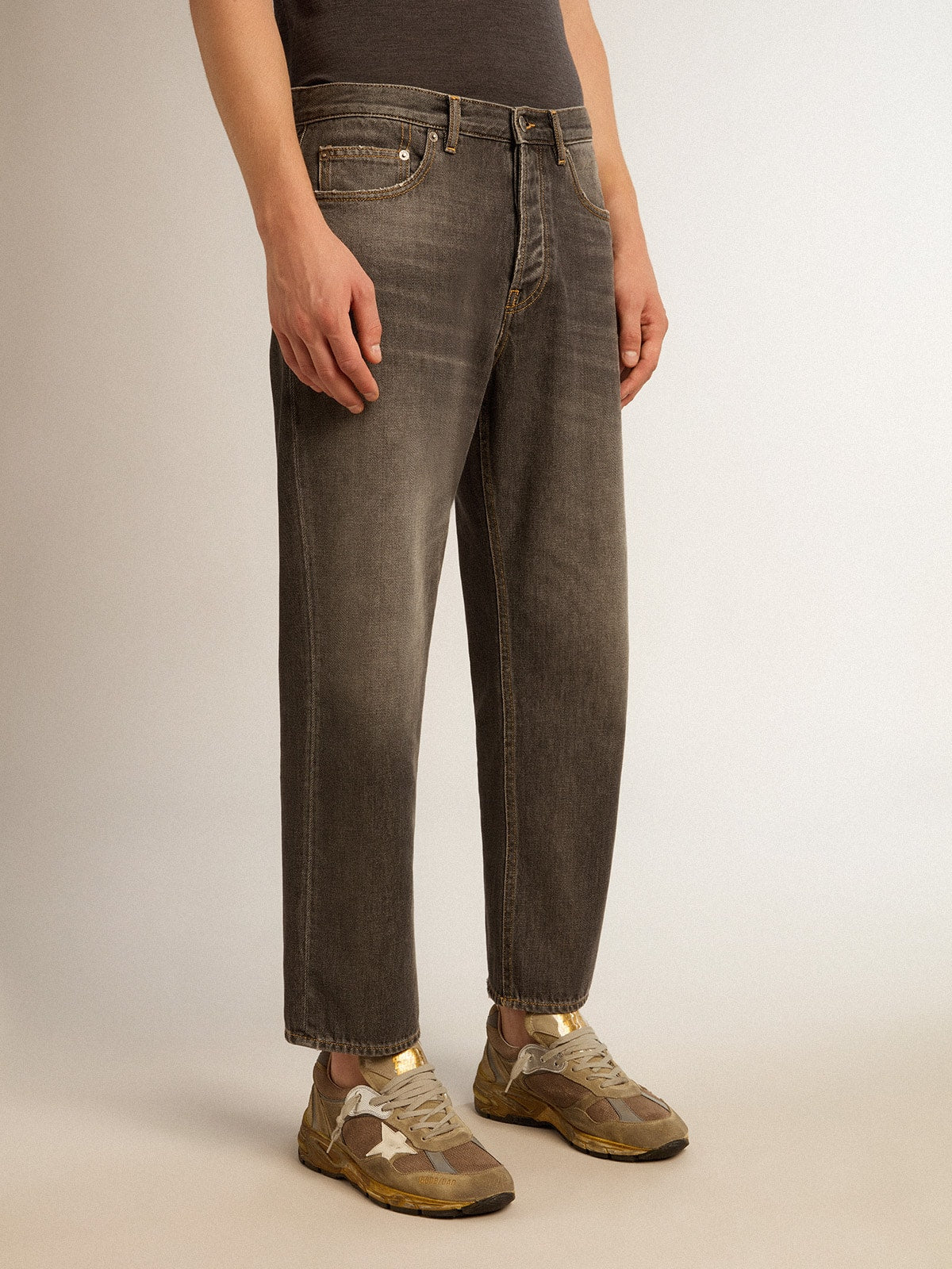 Men’s stonewashed-effect black jeans