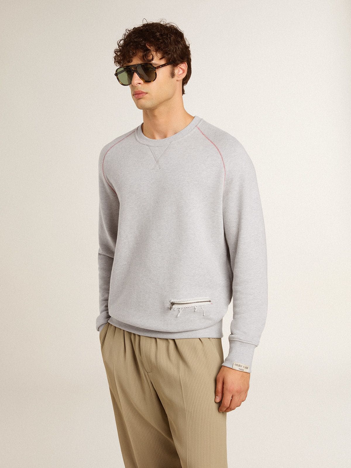 Men’s gray round neck sweatshirt with contrast stitching