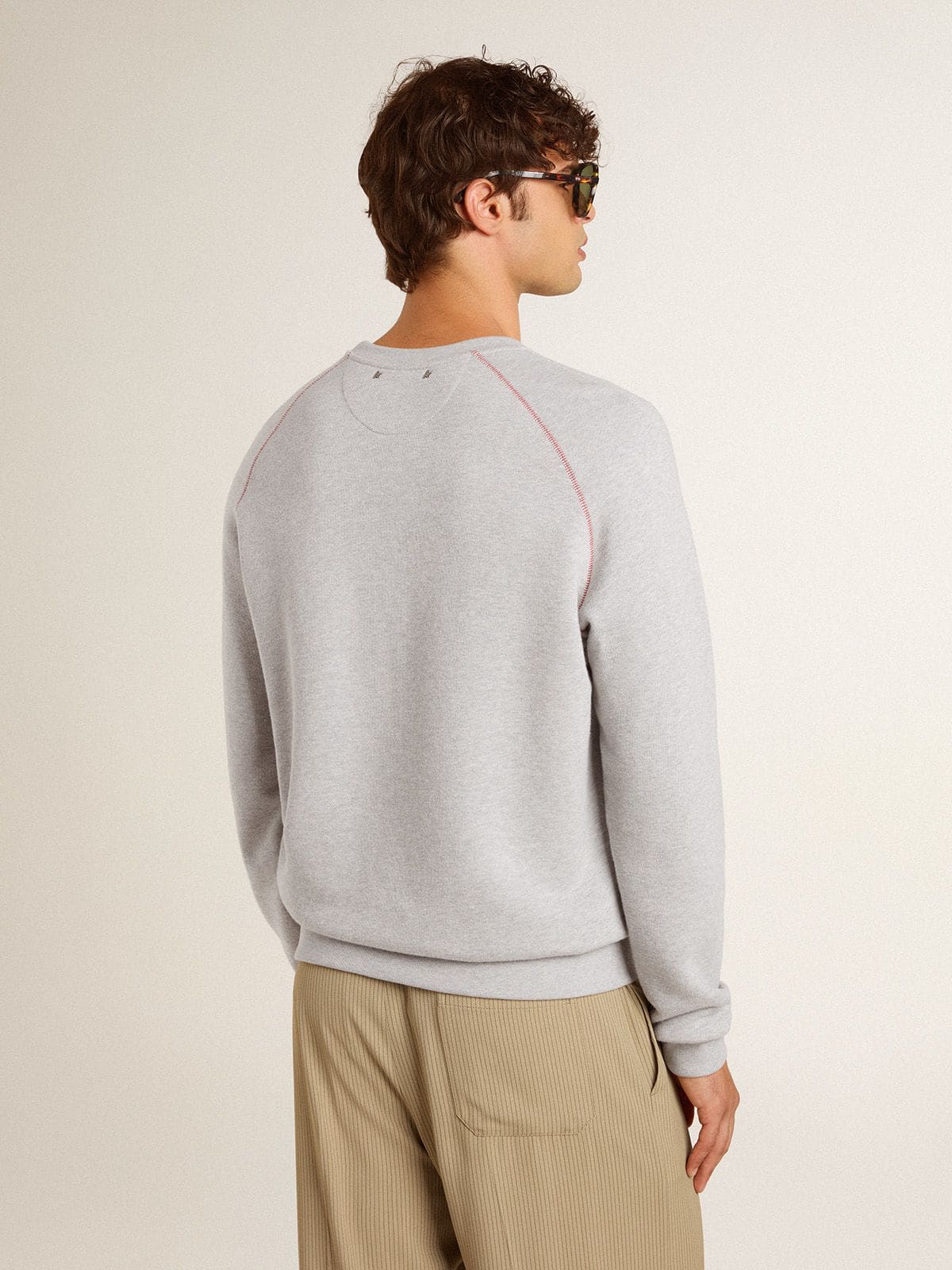 Men’s gray round neck sweatshirt with contrast stitching