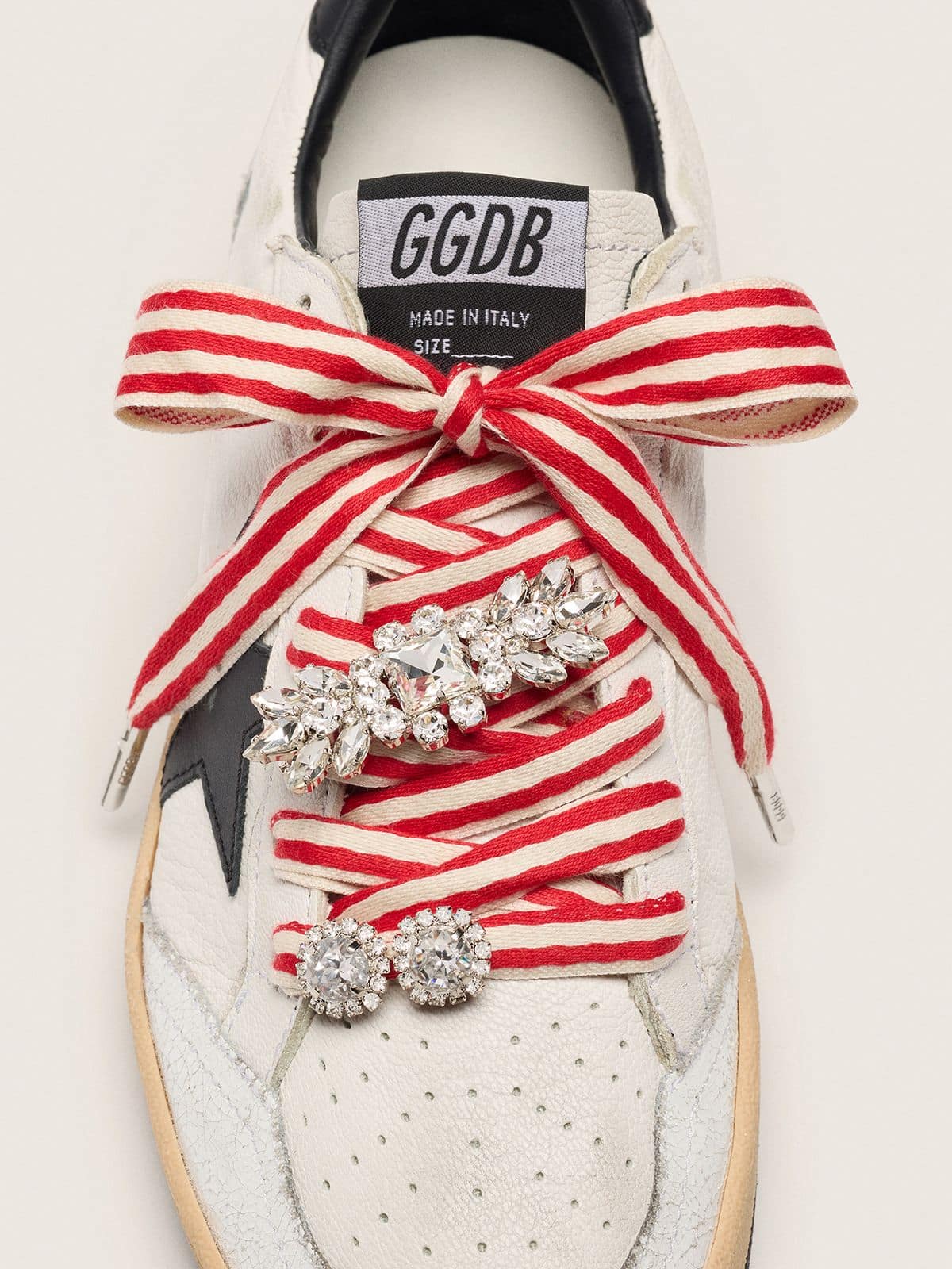 Skin "Playful" red and beige striped laces with two appliqué charms