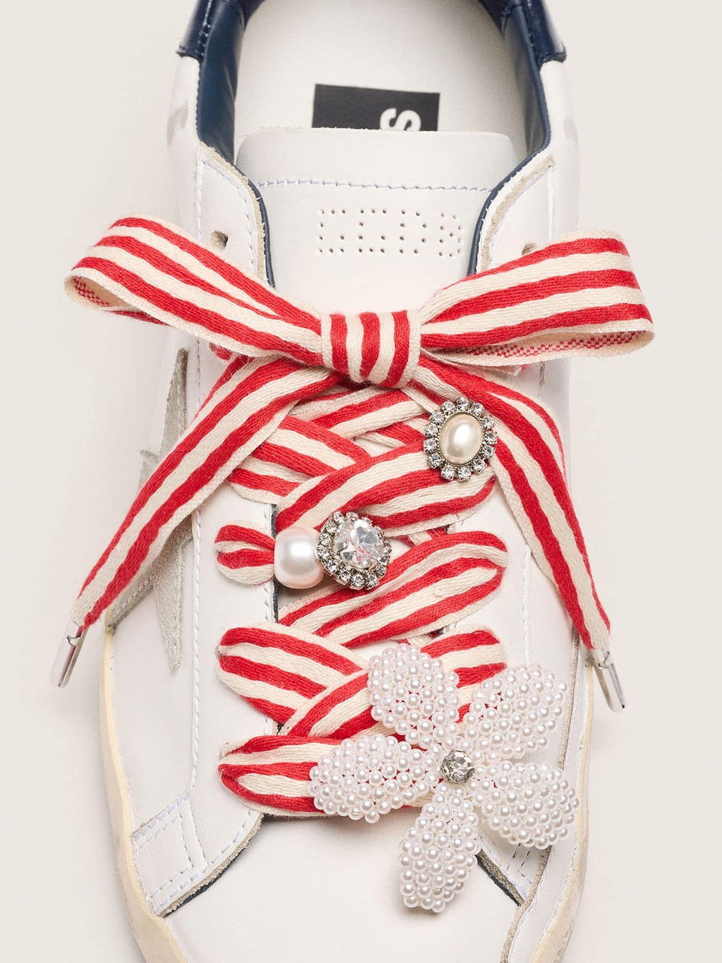 Skin "Playful" red and beige striped laces with appliqué charms