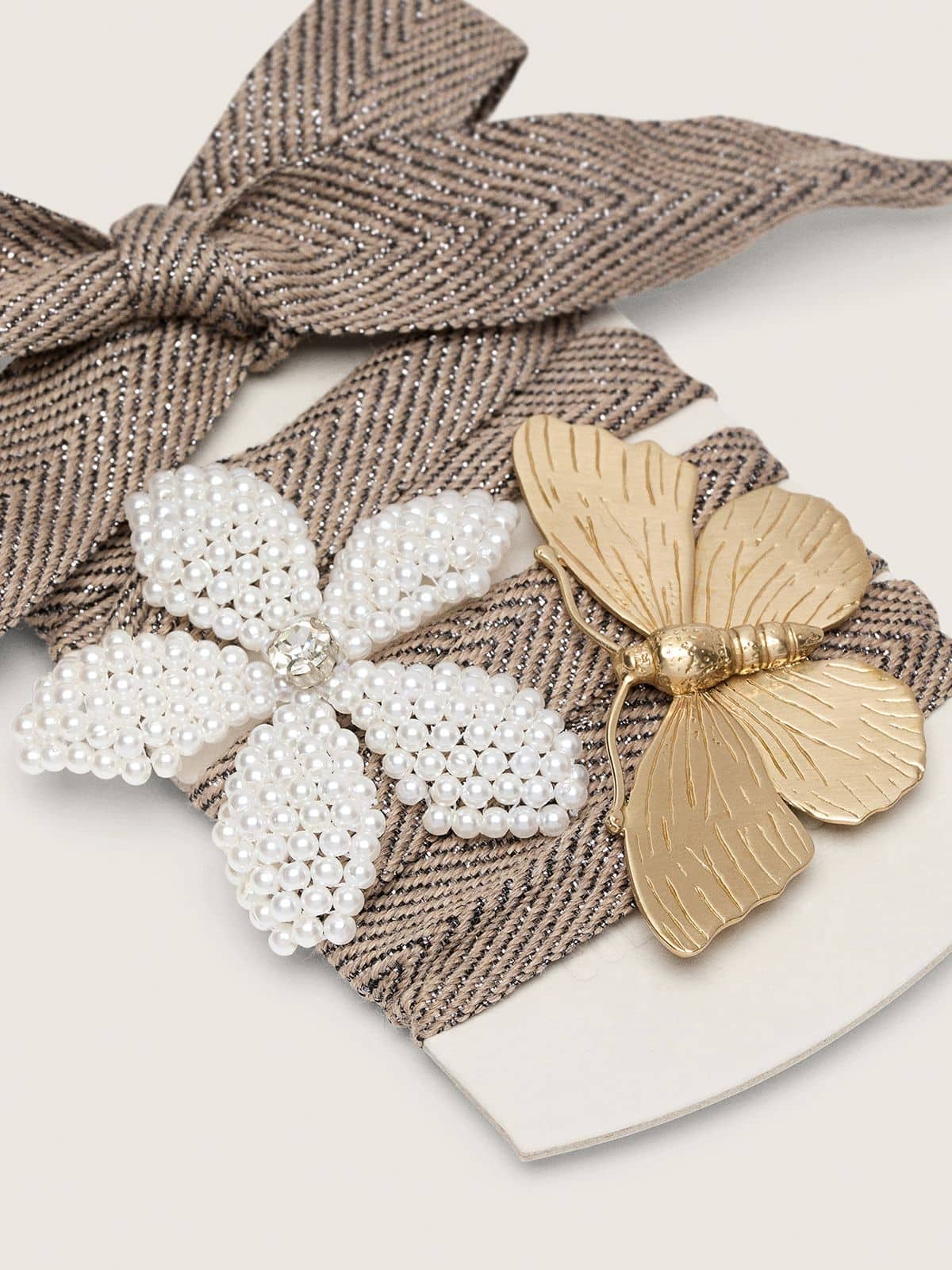 Skin "Sparkling" brown, black and silver herringbone laces with two appliqué charms