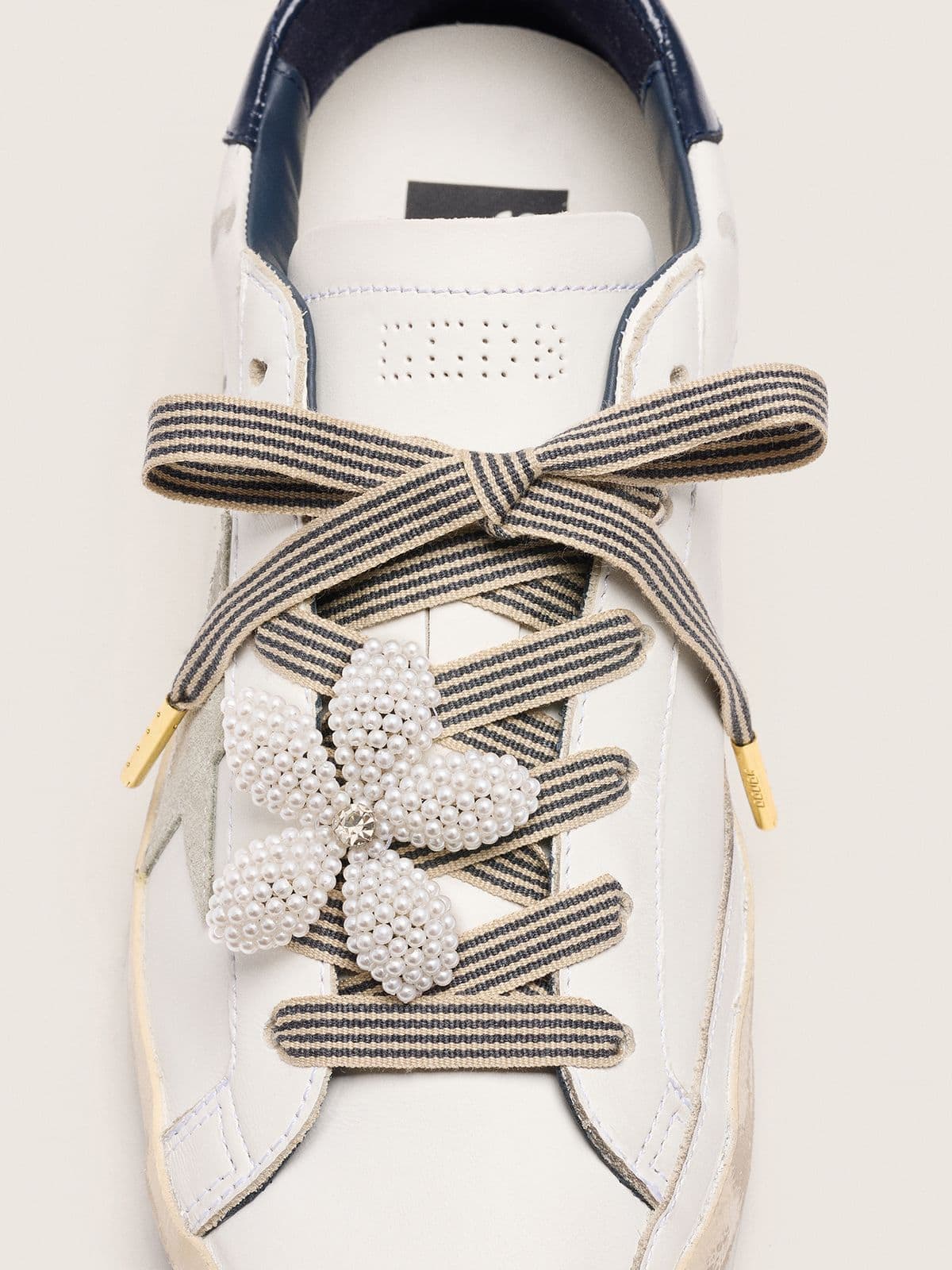 Skin "Vintage" black and beige striped laces with flower-shaped charm