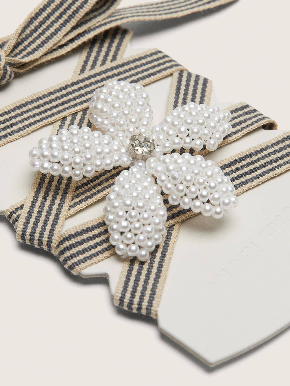 Skin "Vintage" black and beige striped laces with flower-shaped charm