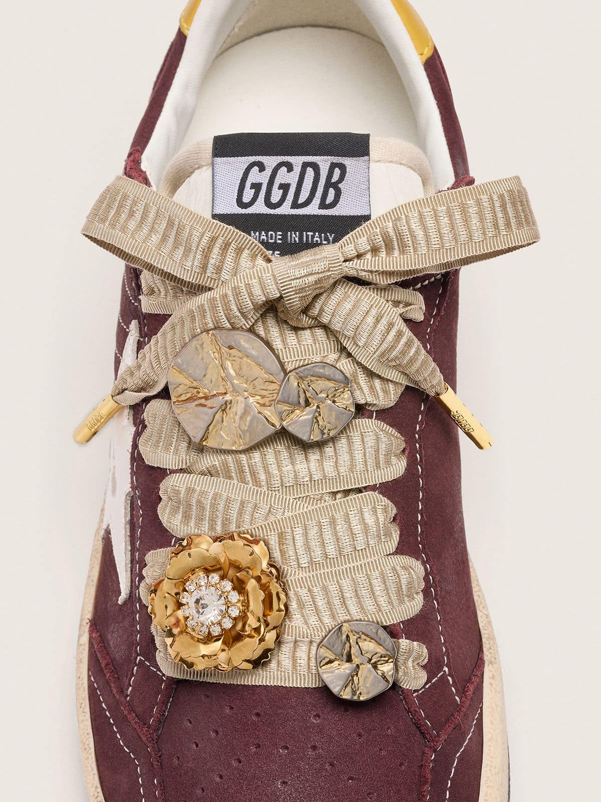 Skin "Vintage" beige embroidered laces with appliqué charms