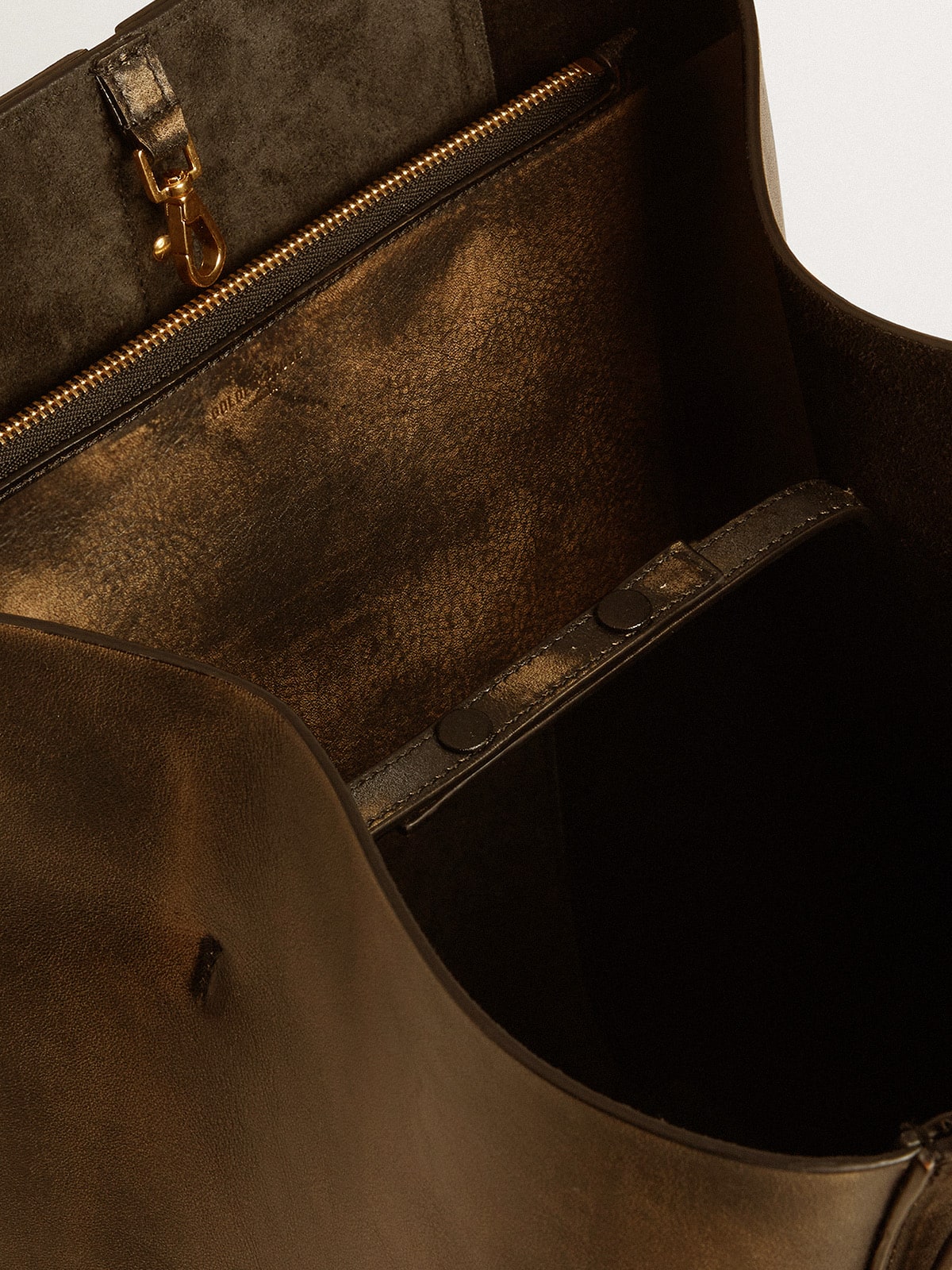 24/7 Bag North South in black distressed leather with adjustable handles