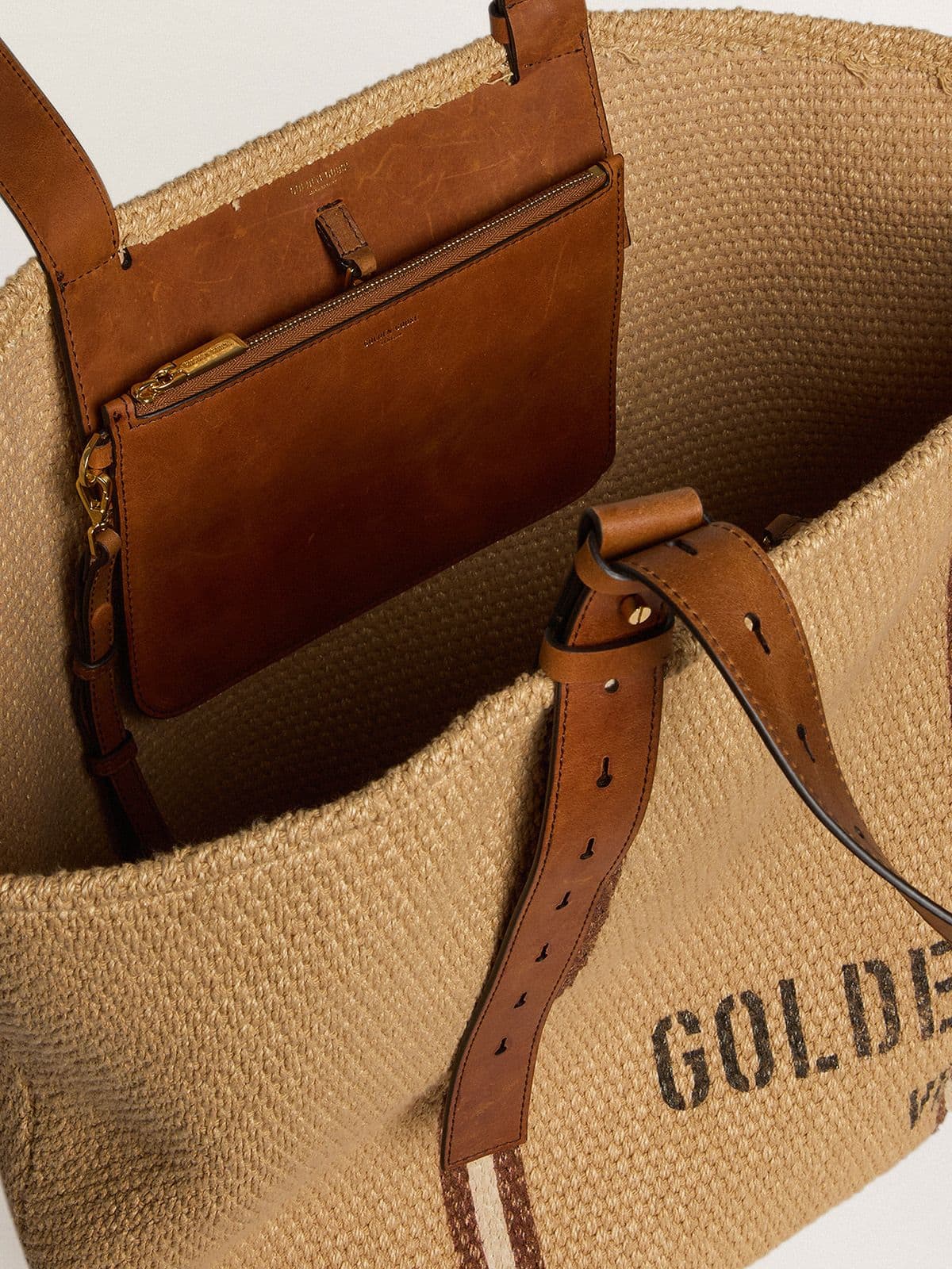 24.7 tote bag in natural raffia and brown leather with gold metallic details